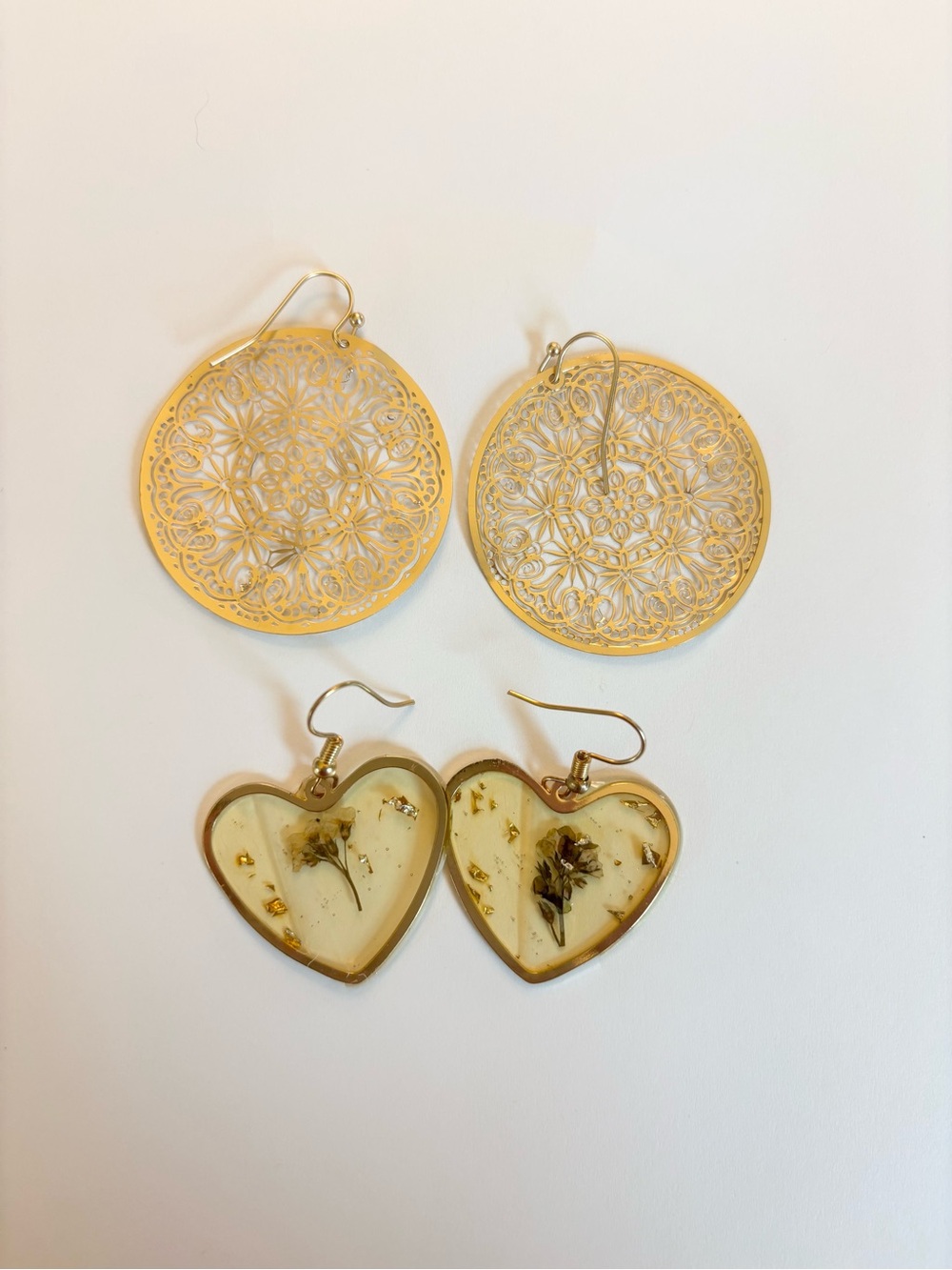 Gold tone Filigree & Heart Resin Floral Drop Earring Set